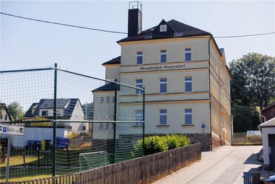 Wo könnte eine neue Grundschule in Crottendorf entstehen? Das soll 2023 im Gemeinderat entschieden werden. Im Bild: die bisherige Bildungseinrichtung an der Annaberger Straße. 
