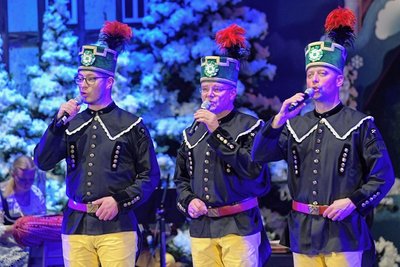 Die Mitwirkenden auf der Bühne - hier die Bergsänger des Erzgebirgsensembles um Leiter Steffen Kindt (M.) - haben das Publikum in weihnachtliche Stimmung versetzt.