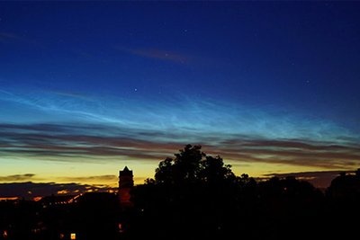 Wie jedes Jahr kann man in den hellen Sommernächten in den kommenden Wochen mit etwas Glück auch in Sachsen erneut Silberschleier am Nordhimmel beobachten. Auf diesem Foto schimmern über Dresden diese sogenannten leuchtenden Nachtwolken (NLC) silbrig-blau.