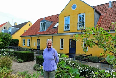 Pfarrerin Charlotte Backhaus kennt die Geschichte des 2016 eingeweihten Pilgerhauses in Maribo.