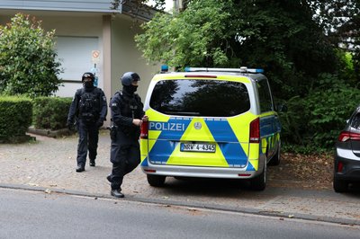 Die Polizei ist seit dem frühen Morgen in Leverkusen im Einsatz.