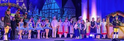 Beim Finale kamen die Mitwirkenden der 60. Erzgebirgsweihnacht im Kulturhaus Aue gemeinsam auf die Bühne und genossen den Beifall.