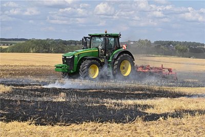 Auch Mitarbeiter eines Landwirtschaftsbetriebs halfen bei den Löscharbeiten.