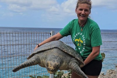 Zum Training der Rettung der Tiere wird ein leichter Schildkröten-Dummi (im Bild) benutzt. „So könnte man keine echte Schildkröte dieser Größe tragen“, Janett Lauckner.