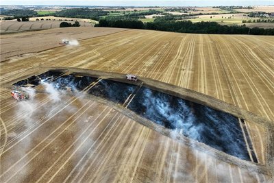 Ein Luftbild offenbart die Ausmaße des Brandes.
