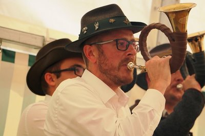 Der Rosenbacher Bürgermeister Michael Frisch sprach Willkommensworte und gehörte dann zu den Jagdhornbläsern vom Müllerburschenweg.