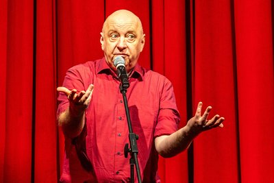 Horst Evers brachte das volle Freiberger „Tivoli“ von der ersten Minute an zum Lachen.