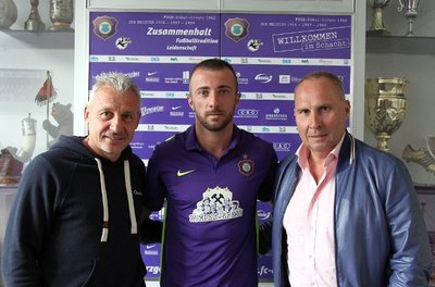 Trainer Pavel Dotchev, Martin Toshev und Präsident Helge Leonhardt im Sommer bei Torshevs Verpflichtung.