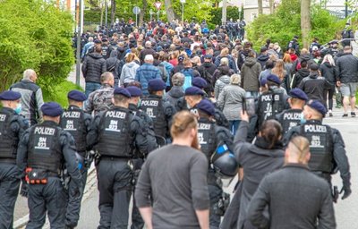 Nachdem sich die Teilnehmer des sogenannten Montagsspaziergangs auf dem Markt getroffen hatten, ging es weiter auf der Heinrich-Heine-Straße, begleitet von der Polizei. Später wurde der Aufzug gestoppt. 