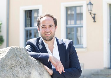 Generalmusikdirektor Leo Siberski hat seinen Vertrag für weitere vier Jahre, bis 2026, am Theater Plauen-Zwickau verlängert. 