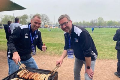Sören Seifert (links) und Thomas Metzler gehörten zu den zahlreichen Helfern des VfB Empor. Insgesamt hatten die Glauchauer mit 50 Fässern Bier und 4000 Essensportionen gut vorgesorgt.