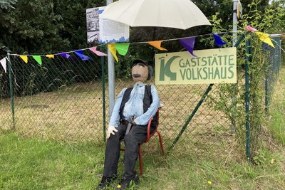 Wo diese Puppenmann mit seinem Bier sitzt, konnte früher in ein Gasthaus eingekehrt werden.