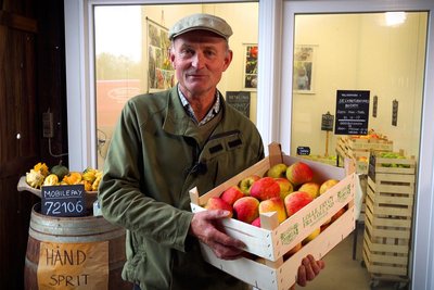 Erik Lolle bietet in seinem Hofladen „Lolle Frugt“ unweit von Sakskøbing täglich frisches Obst an.