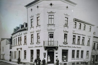 In den 1930er-Jahren befand sich im Gebäude der Siegel-Textilien ein Geschäft für Kolonial- und Tabakwaren, Spirituosen, Weine sowie eine Kaffeerösterei.