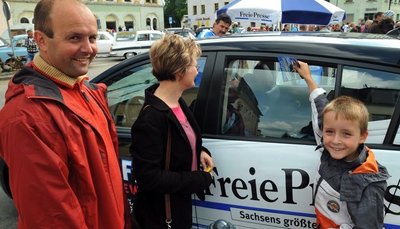 
              <p class="artikelinhalt">Der Nissan Tiida machte am Sonntag zum Oldtimertreffen auf dem Brander Markt Station. Uwe Naumann mit Simone und Tom aus Bräunsdorf versuchten ihr Glück.</p>
            