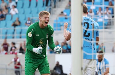 So emotional sieht man CFC-Torhüter Jakub Jakubov selten. Im DFB-Pokalspiel gegen Union Berlin (1:2 nach Verlängerung) zeigte er zahlreiche Paraden, hier feiert er eine gelungene Abwehraktion von Robert Zickert. Jakubov fordert von seinen Mitspielern nun auch in der Regionalliga solchen Einsatz. 