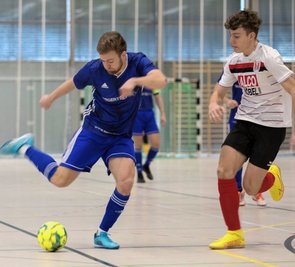SSV-Kicker Louis Blüher (l.), hier im Spiel um Platz 3 gegen den Brander Ron Becker, wurde in die Turnierauswahl gewählt. 