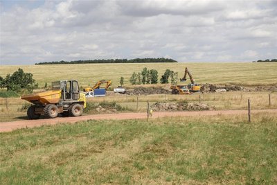 Auf der Wiese an der Auerswalder Hauptstraße wird gebaut. Das Regenrückhaltebecken soll in einem Jahr fertig sein.