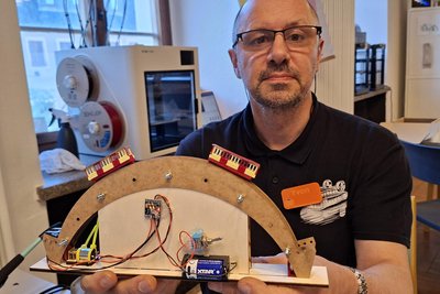 Yvon Masyn baut mit jungen Tüftlern im Augustuburger Lehngericht Miniatur-Drahtseilbahnen.