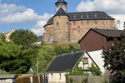 Schloss Voigtsberg in Oelsnitz, hier von der Gartenstraße aus, wurde vor 775 Jahren erstmals urkundlich erwähnt.