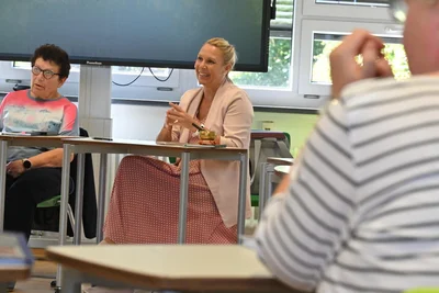 Reinhild Becher (links) und Susann Löffler bilden Seiteneinsteiger an Sachsens Schulen aus. „Ich habe einen Riesenberg an Fragen, die ich hier stellen kann“, sagt ein Kursteilnehmer.