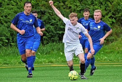 Tommy Barthold (Mitte), hier gegen Auerhammer, will seine Thalheimer beim VfB Annaberg zum Sieg schießen. 