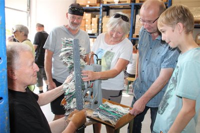 Ullrich Hochmuth zeigte Besuchern beim Bürstenfest sein Handwerk.