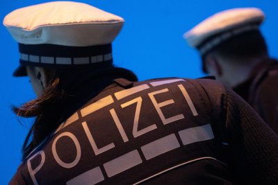 Unbekannte stahlen ein Auto und mehrere Werkzeuge.