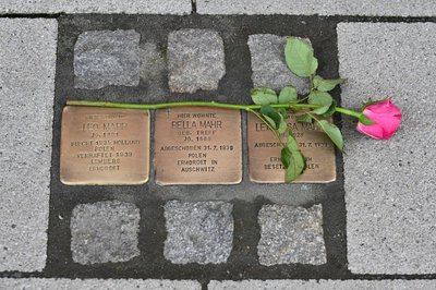 Stolpersteine erinnern in vielen deutschen Städten an individuelle Opfer des Nationalsozialismus. (Archivbild)