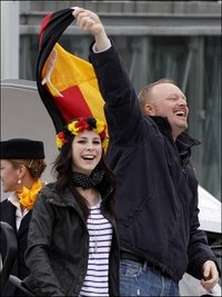 Nach ihrem Sieg beim Eurovision Song Contest (ESC) ist Lena Meyer-Landrut wieder in ihrer Heimatstadt Hannover eingetroffen. Die 19-Jährige wurde am Flughafen vom niedersächsischen Ministerpräsidenten Christian Wulff (CDU) und mehreren tausend Fans begrüßt. Das Foto zeigt Lena mit Moderator Stefan Raab am Flughafen von Hannover.