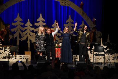 Johanna Mross, Eberhard Hertel, Stefanie Hertel und Lanny Lanner boten auf der Bühne eine besinnliche Weihnachtsgeschichte.