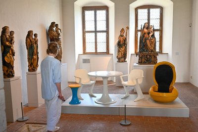 Kunststoffmöbel aus den 1970er-Jahren inmitten gotischer Madonnen: Die Sonderausstellung „Die neue Stadt. Chemnitz als Karl-Marx-Stadt“ sorgt in vielen Ausstellungsräumen des Schloßbergmuseums für Kontraste.