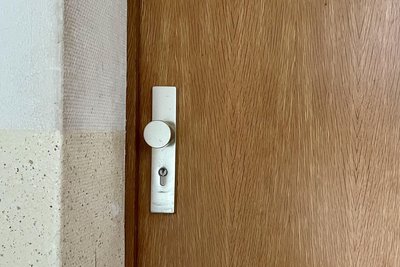 Einsamkeit herrscht hinter so mancher Tür in großen Wohnhäusern. Kinder oder Enkel wohnen oft weit entfernt.