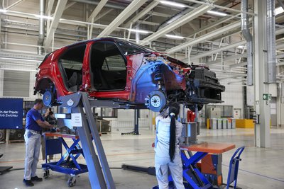 VW-Mitarbeiter zerlegen einen VW ID.3. Ab 2030 sollen jährlich bis zu 15.000 Fahrzeuge demontiert und aufbereitet werden.
