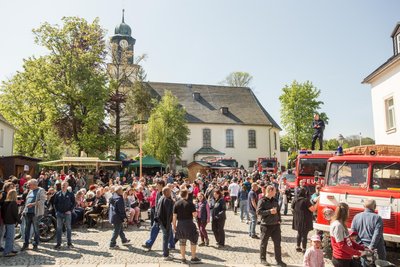 Schon am Sonntagvormittag waren der Marktplatz und auch die Kirche sehr gut besucht.