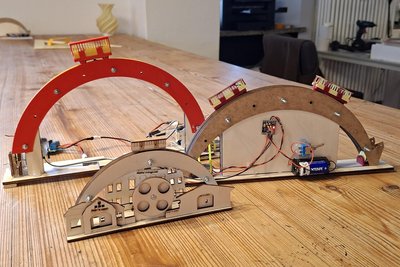 Yvon Masyn hat verschieden Modelle der Drahtseilbahn entwickelt. Das Modell ganz vorne wird zum Drahtseilbahnfest am 21. Juni mit interessierten jungen Tüftlern gebaut.
