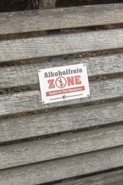 Mit solchen Hinweisen setzte die Stadt Görlitz ihr Alkoholverbot 2016 um. Ähnliche Schilder soll es ab Mai auch am Plauener Tunnel und im Lutherpark sowie auf den Straßen geben, wo es künftig verboten ist, werktags von 11 bis 23 Uhr öffentlich Alkohol zu konsumieren. Zudem hat der Stadtrat eine zusätzliche Stelle für Streifen des Ordnungsamtes und die Finanzierung eines weiteren Streetworkers beschlossen.