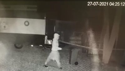 Foto der Überwachungskamera: 4.25 Uhr stieg der Täter ein. 