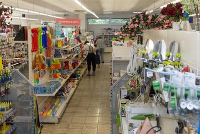 In dem Geschäft werden Waren im Niedrigpreissegment angeboten – bis Ende des Monats mit zusätzlichen Rabatten.