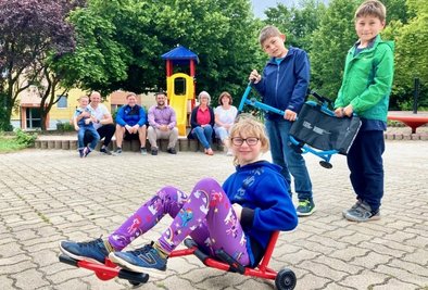 Die Freude bei Laura-Marie, Timmy (l.) und Thommy ist groß: Für die geklauten Roller gab es Ersatz - dank der Fußballer des SV Affalter.