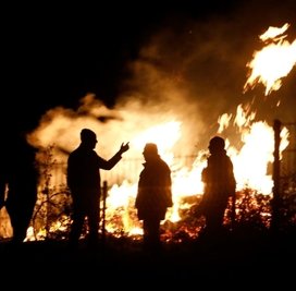 Am Feuer gab es offenbar Diskussionsbedarf. 