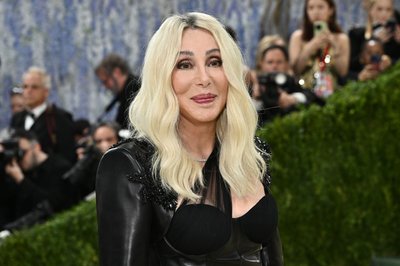 "Es gibt 20 Jahre alte Mädels, die nicht das können, was ich kann", sagt Cher über sich. Kürzlich nahm sie an der Met Gala 2026 teil. (Archivbild)