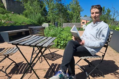 Felix Forsbach im Kurfürstin-Anna-Garten in Augustusburg. Hier finden die Treffen für die lebendige Bibliothek statt.