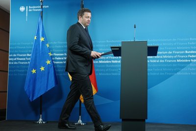 Bundesfinanzminister Lars Klingbeil (SPD) stellt den „“Wachstumsbooster“ der Bundesregierung für die deutsche Wirtschaft vor.