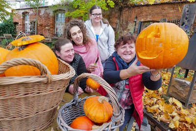 Bettina Liedtke, Andrea Böttcher, Kristin Morgner, Simone Süß (v. l.) bereiten die Deko für das Herbstfest an den Weberhäusern in Plauen mit lustigen Kürbisgesichtern vor.