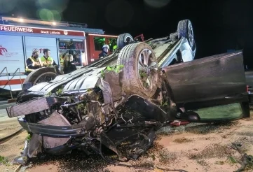 Der Opel blieb nach dem Unfall auf dem Dach liegen. 