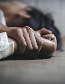 Der Mann soll der 14-Jährigen vor der mehrfachen Vergewaltigung Alkohol gegeben sowie Schmerzmittel verabreicht haben. 