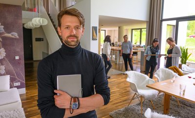 Martin Fenzl, Geschäftsführer beim Zulieferer Testa Motari in Johanngeorgenstadt, wird als "Bester Arbeitgeber" in Sachsen ausgezeichnet.