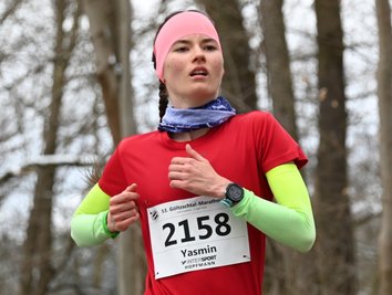 Starke Leistung: In einer Laufzeit von 1:27,16 h hat Yasmin Ulbrich von der SG Motor Thurm über die Halbmarathon-Distanz den Sieg bei den Frauen geholt. Damit ist sie neue Landesmeisterin. 