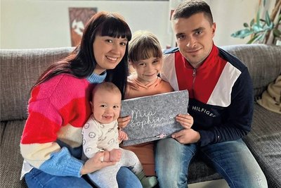Familie Trzarnowski - im Bild Mama Saskia mit Mats-Luca, Schulkind Mia-Sophie und Papa Rico Tippner - freut sich auf die Winterferien.